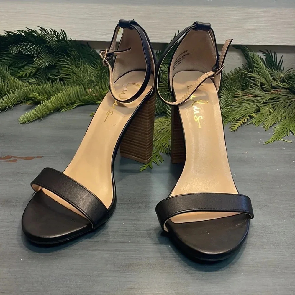 Like New! LULUS Womenโs Strappy Heels